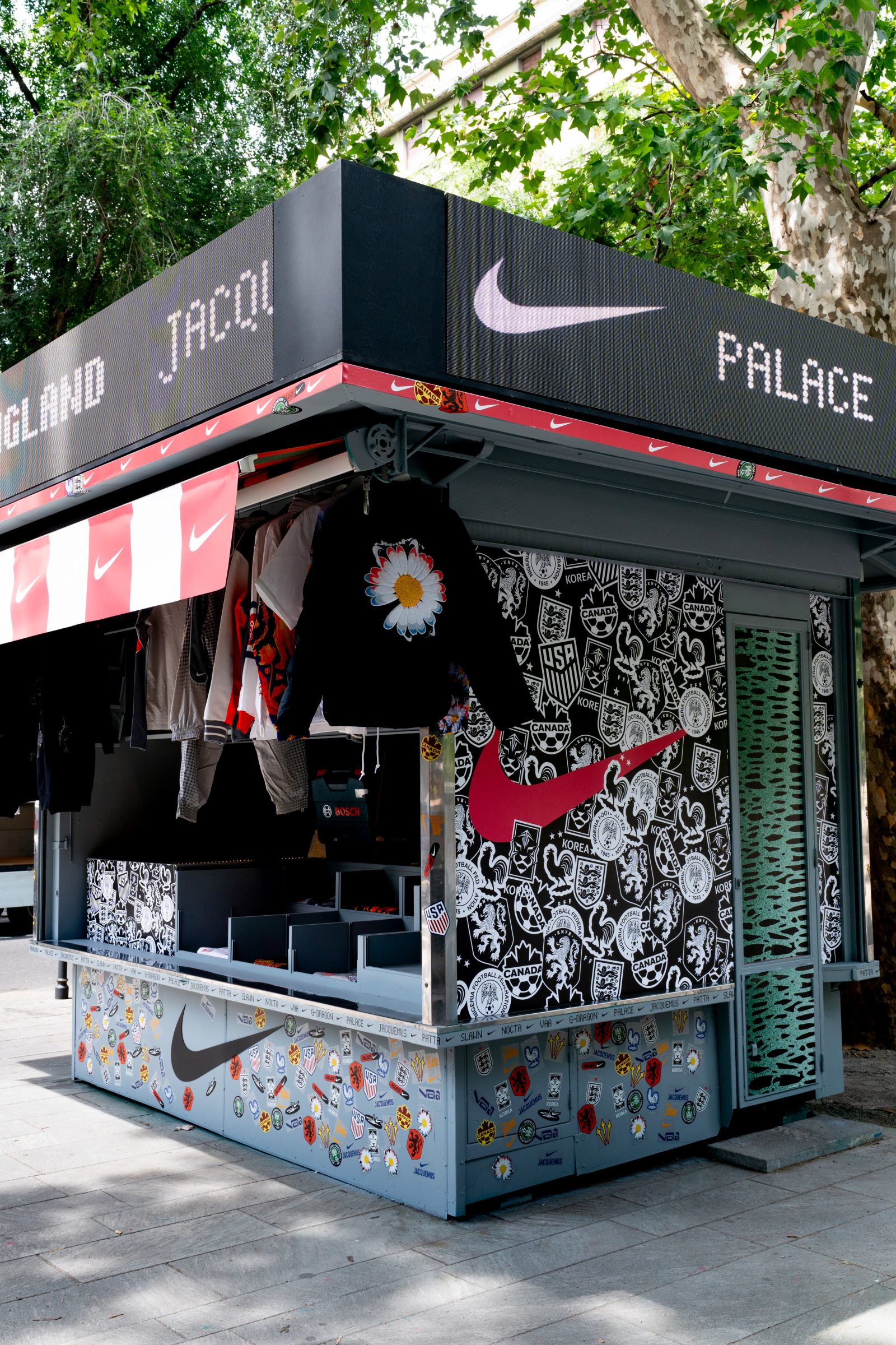 Slam Jam e Nike trasformano un’edicola milanese